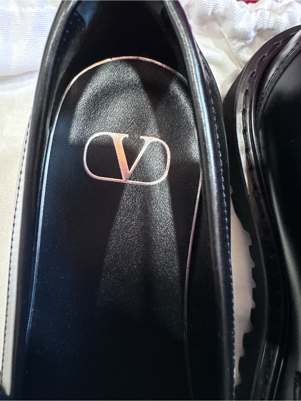 NEW VALENTINO GARAVANI
Leather VLogo Signature Loafers Sz: 38 - Picture 8 of 10